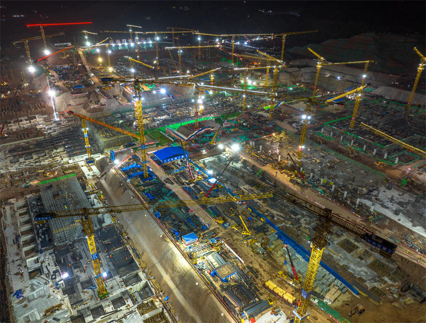 東站項目部采取錯峰作業(yè)方式，保障施工進(jìn)度和員工安全。郭旭攝