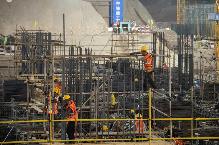 夜色下，重慶東站項(xiàng)目施工現(xiàn)場(chǎng)一片火熱。郭旭攝