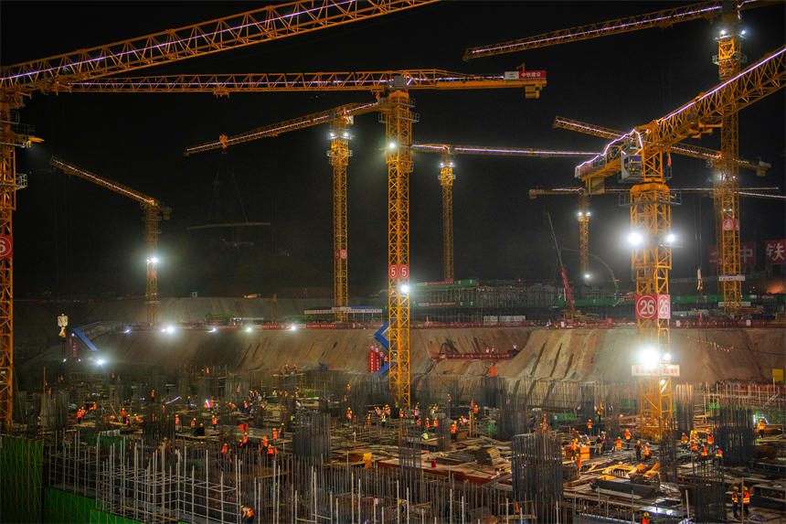 夜色下，重慶東站項(xiàng)目施工現(xiàn)場(chǎng)一片火熱。郭旭攝