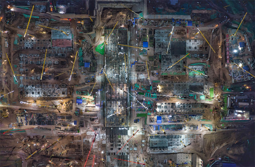 東站項(xiàng)目部采取錯(cuò)峰作業(yè)方式，保障施工進(jìn)度和員工安全。郭旭攝