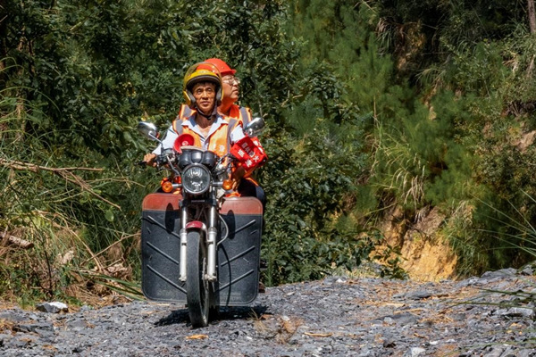 白馬鎮(zhèn)護(hù)林員開(kāi)展森林防火巡查工作。武隆區(qū)白馬鎮(zhèn)供圖