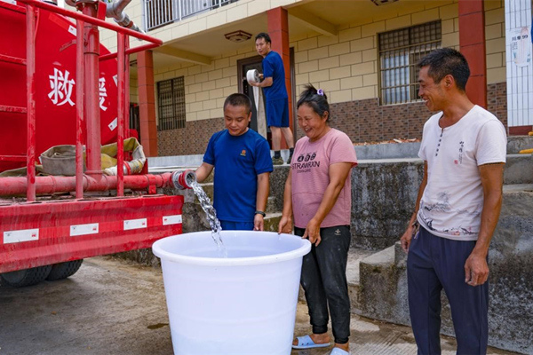 白馬鎮(zhèn)開(kāi)展送水服務(wù)。武隆區(qū)白馬鎮(zhèn)供圖