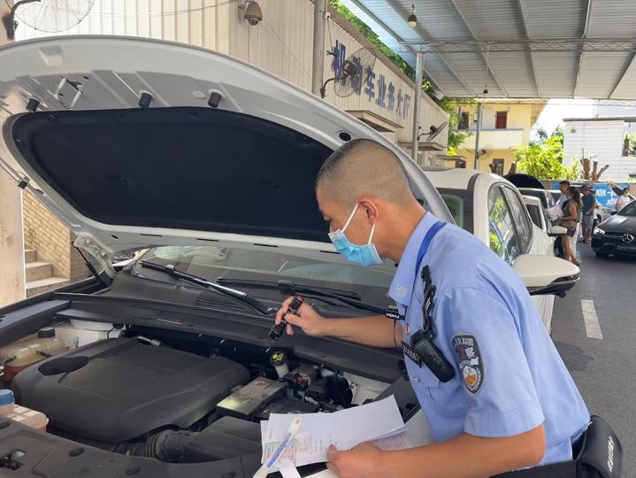 民警許駿正在檢查車輛。實習生越倚航攝