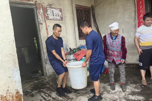 石柱縣消防員幫腿腳不便的老人抬水。石柱縣消防救援大隊(duì)供圖