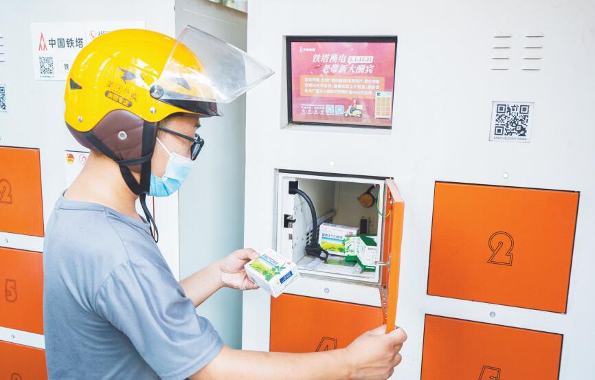 8月18日，團市委、市青聯(lián)、市郵政管理局聯(lián)合開展為外賣小哥送清涼禮包活動。（受訪者供圖）