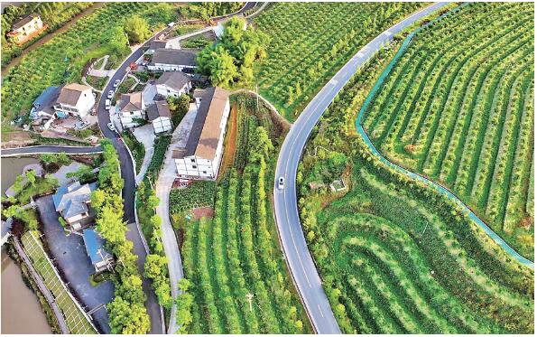 文旅融合發(fā)展，山鄉(xiāng)變景區(qū)。圖為大盛鎮(zhèn)的田園風(fēng)光。余梅攝