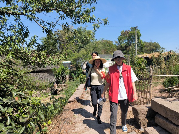 黨員干部手持“小喇叭”走村入戶宣傳森林防火。接龍鎮(zhèn)供圖