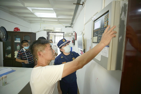 檢查現(xiàn)場。渝北區(qū)消防救援支隊(duì)供圖