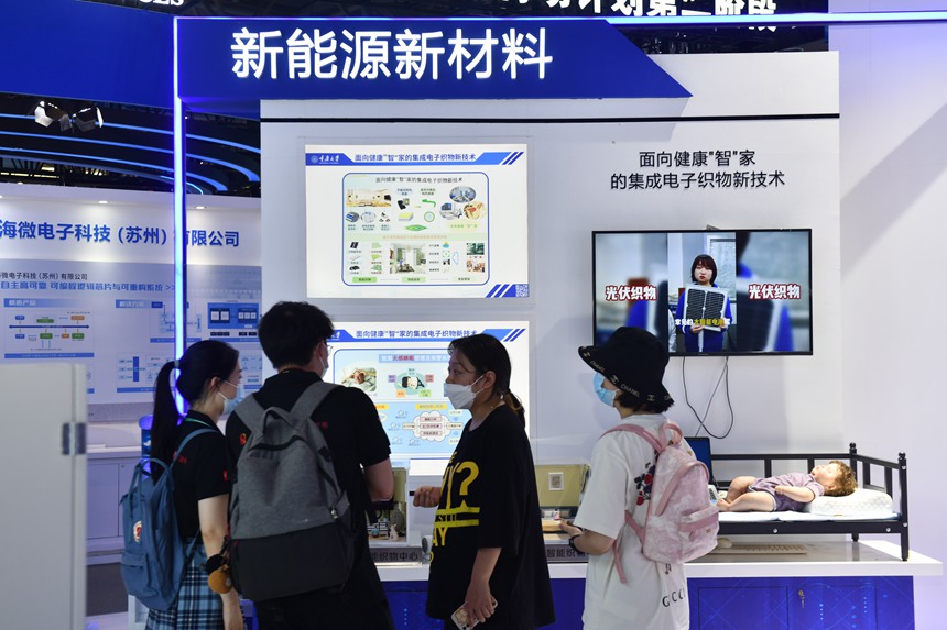 2022智博會(huì)重慶大學(xué)展廳，工作人員介紹新能源新材料。鄒樂攝