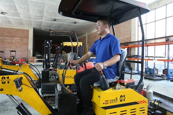 電汽工程師蔣洪濤正在優(yōu)化測(cè)試MT-IAM 01型設(shè)備。熊輝攝