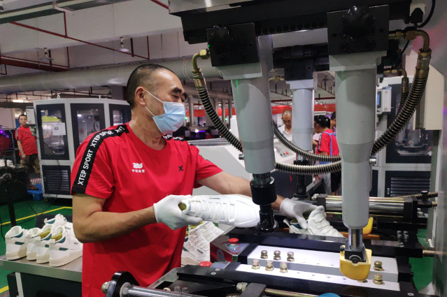 工人操作智能生產(chǎn)設備。榮昌區(qū)委宣傳部供圖