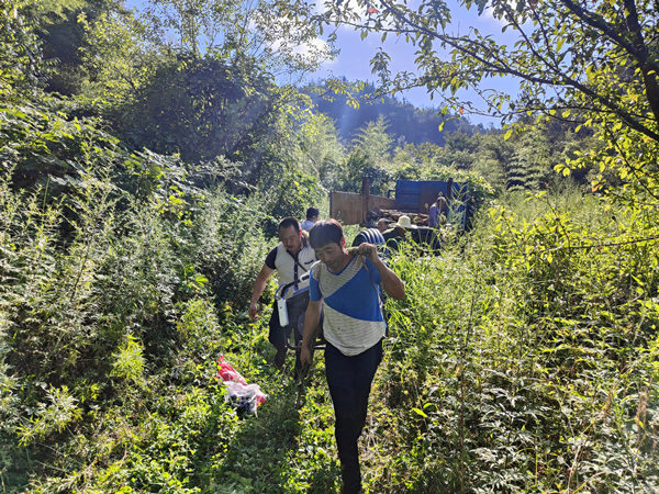 工作人員搭建水管引水源。巫溪縣委宣傳部供圖