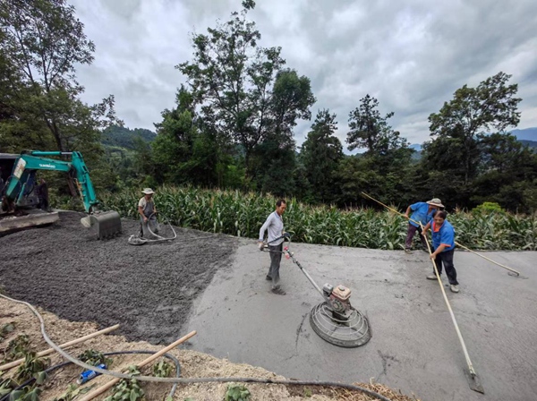 施工隊在硬化道路（資料圖）。受訪者供圖