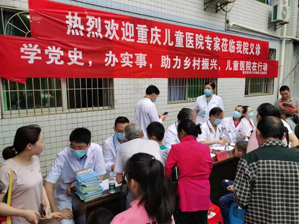 組織醫(yī)療專家到村開展義診服務（資料圖）。受訪者供圖