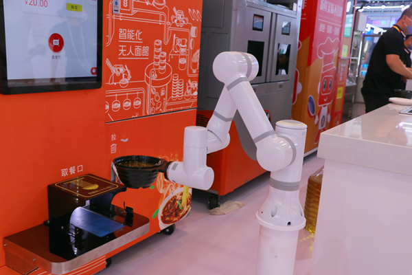 “智廚娘”機器人制作牛肉面。胥世鵬攝