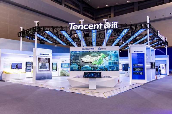 在騰訊西南總部展區(qū)，產(chǎn)業(yè)互聯(lián)網(wǎng)、智慧交通、智能制造、騰訊云智能等多個(gè)領(lǐng)域的前沿科技集中亮相。重慶市稅務(wù)局供圖