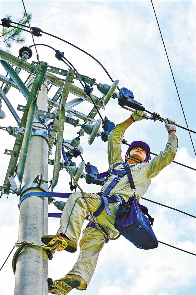 酉陽土家族苗族自治縣鐘多街道梁家堡村，國網(wǎng)酉陽供電公司工作人員冒著酷暑高溫巡視輸電線路，全力保障電力有序供應(yīng)。通訊員 邱洪斌 攝/視覺重慶