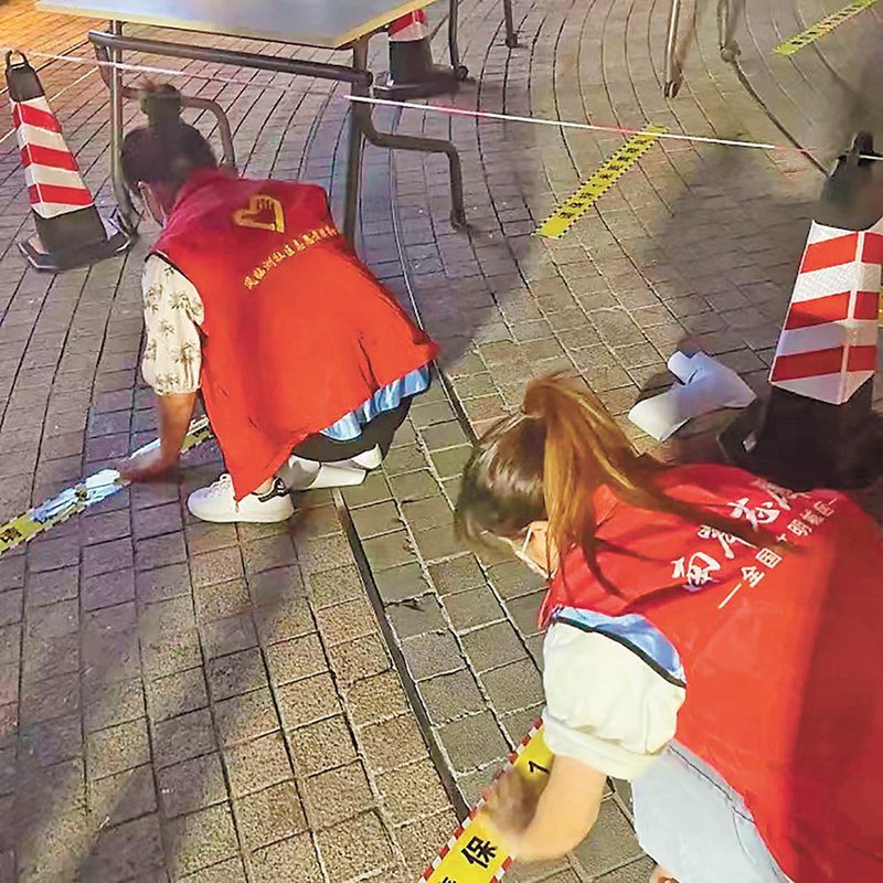 8月23日，南岸區(qū)志愿者抓緊時間鋪設(shè)一米間隔線。（南岸發(fā)布供圖）