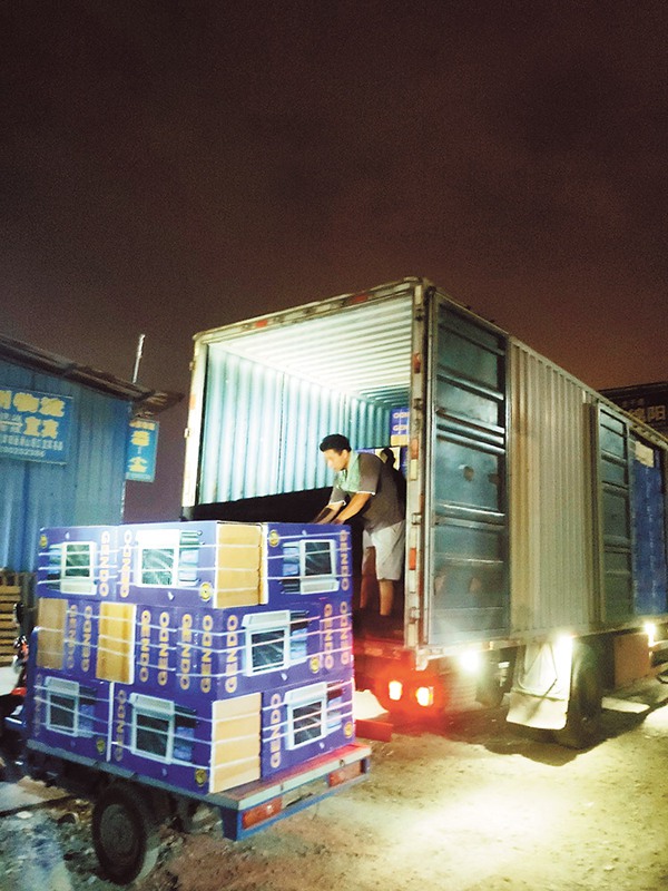 8月23日，重慶高新區(qū)綜合執(zhí)法局組織了近千臺水風(fēng)扇，連夜運抵科學(xué)城各核酸檢測點。通訊員 潘勇 攝/視覺重慶