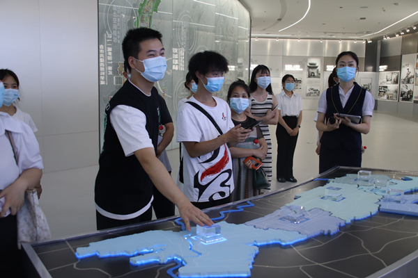 高校畢業(yè)生走進(jìn)高新區(qū)企業(yè)。重慶高新區(qū)政務(wù)服務(wù)和社會(huì)事務(wù)中心供圖