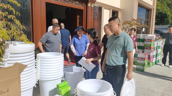 姜家鎮(zhèn)商會為有需要的鎮(zhèn)村準(zhǔn)備應(yīng)急物資。姜家鎮(zhèn)政府供圖