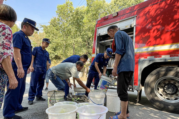 消防員為群眾接水。南岸區(qū)消防救援支隊供圖