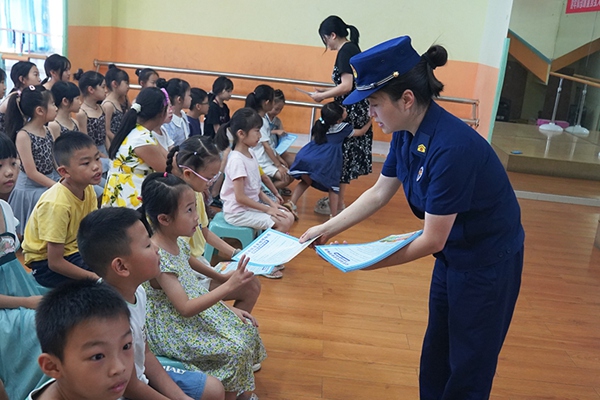 消防宣傳人員向孩子們布置“家庭消防作業(yè)”。雙橋經(jīng)開區(qū)消防救援大隊(duì)供圖