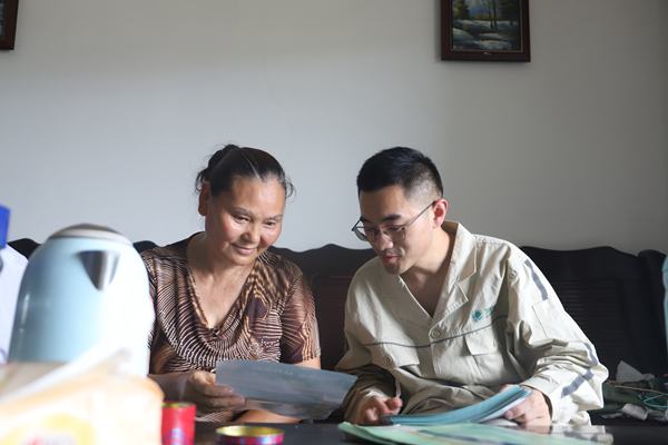 入戶宣傳。忠縣縣委宣傳部供圖