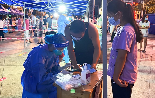 重慶高新區(qū)西部計(jì)劃志愿者參與核酸檢測(cè)信息采集。重慶高新區(qū)供圖