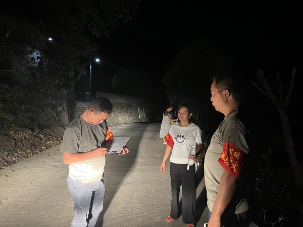 趙光忠妻子方志秀跟著巡邏。姜家鎮(zhèn)政府供圖