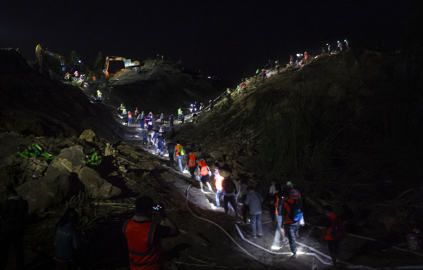 全體救援人員均已集結(jié)在八角池森林防火阻隔帶。馮平攝