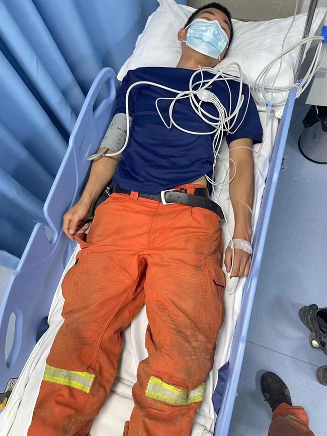 火場暈厥的凌杰被緊急送往醫(yī)院。丁光榮攝