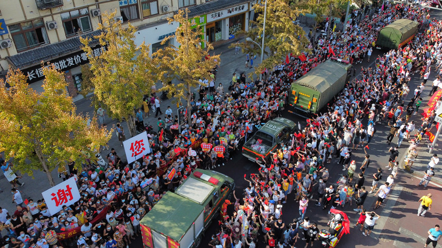 8月28日，重慶市民歡送云南森林消防員。楊堅(jiān)攝