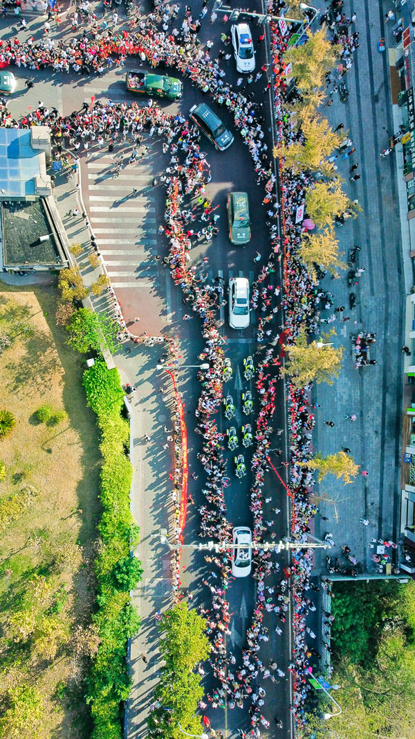 8月28日，重慶市民歡送云南森林消防員。楊堅(jiān)攝