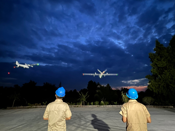 無人機應(yīng)急防山火巡視作業(yè)現(xiàn)場。葉劍鋒攝