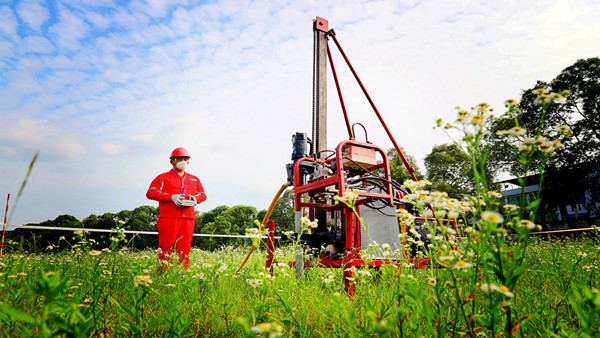 試驗(yàn)中的遠(yuǎn)程操作山地鉆機(jī)。西南物探分公司鉆井工程中心供圖