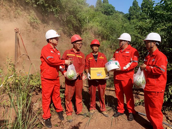 鉆井工程中心及工程隊(duì)相關(guān)負(fù)責(zé)人履職期間到一線送清涼。龍隆攝