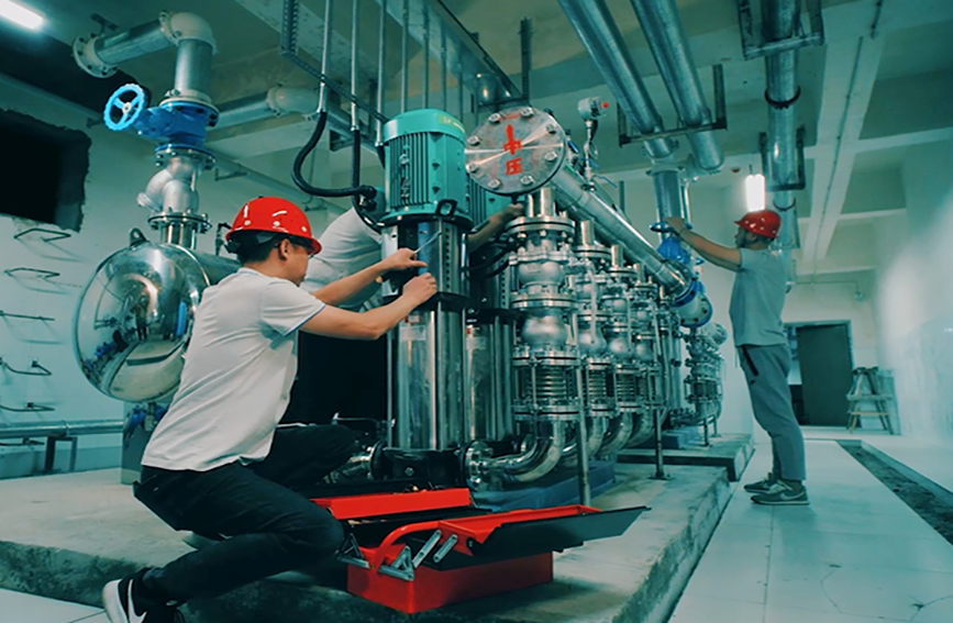 合川自來水公司工作人員正在檢修居民小區(qū)二次供水設備