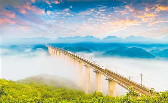 鄭渝高鐵的開通，使萬開云同城化發(fā)展進(jìn)程提速。（萬開云同城辦供圖）