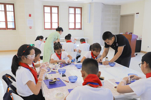 小朋友們在做手工。中建八局供圖