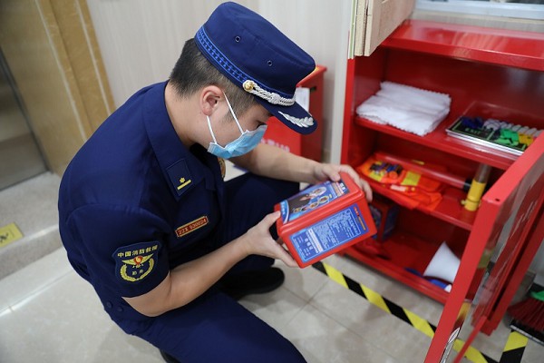 檢查現(xiàn)場。萬盛經(jīng)開區(qū)消防救援大隊供圖