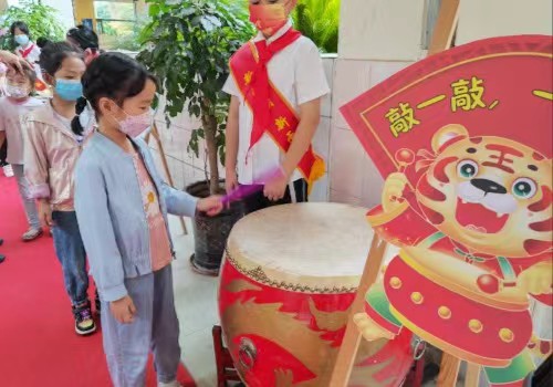 新同學(xué)敲立志鼓。銅梁區(qū)實(shí)驗(yàn)二小供圖