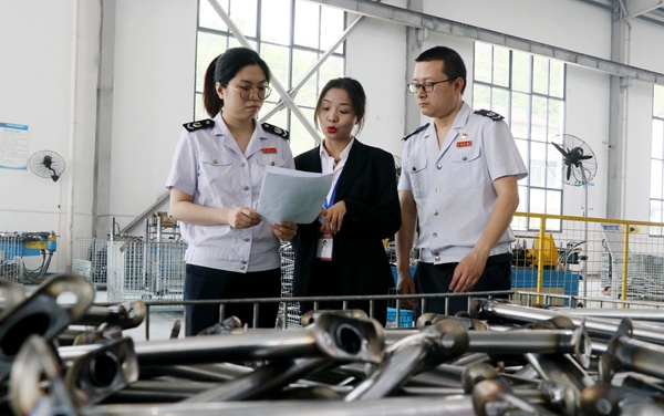 巫溪縣稅務(wù)局工作人員到企業(yè)輔導組合式稅費支持政策。趙靜攝