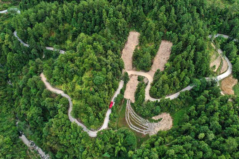 一輛抗旱保供水送水車行駛在山路上。楊敏攝
