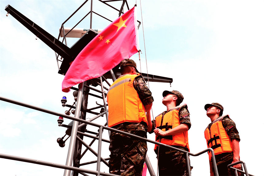 老兵們最后一次升國旗。錢云星攝