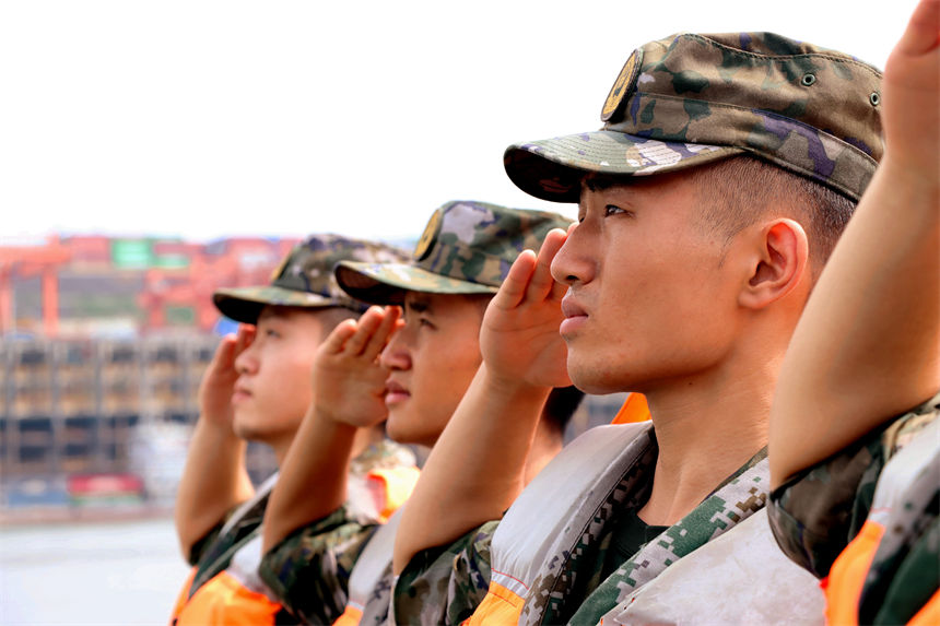 老兵向船艇敬禮告別。錢(qián)云星攝