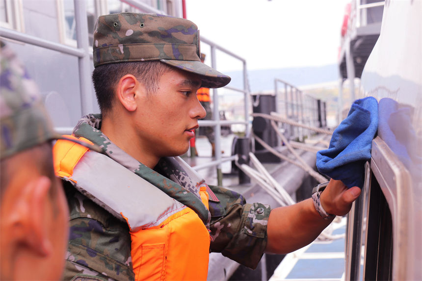 老兵最后一次保養(yǎng)船艇。 安宇梁攝