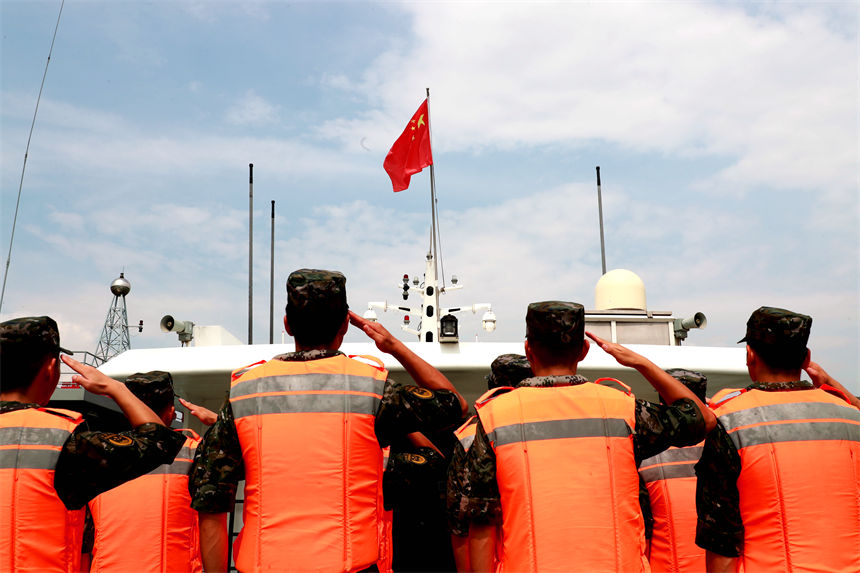 向船艇告別儀式。錢云星攝