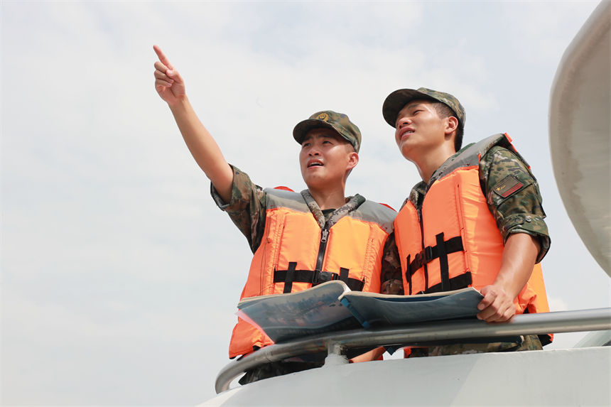 老兵為戰(zhàn)友講解航道情況。安宇梁攝