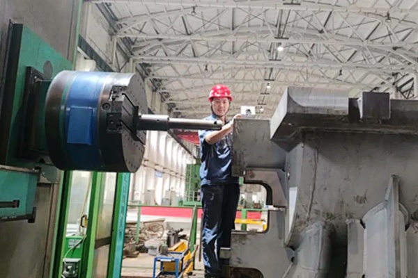 重通集團(tuán)全面實(shí)現(xiàn)復(fù)工復(fù)產(chǎn)后，倒排工作進(jìn)度，全力以赴把損失的時(shí)間搶回來(lái)，力爭(zhēng)完成既定年度目標(biāo)任務(wù)。重慶機(jī)電集團(tuán)供圖